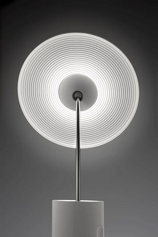 Lampe de table en aluminium extrudé avec bras articulé Artemide Sisifo 1732020A usine Artemide de l'Italie. Foto №2