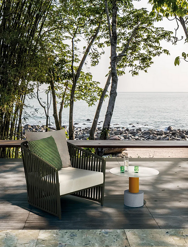 Fauteuil de jardin rembourré en tissu avec accoudoirs KETTAL Bitta Lounge #7020045001 usine KETTAL de l'Italie. Foto №3