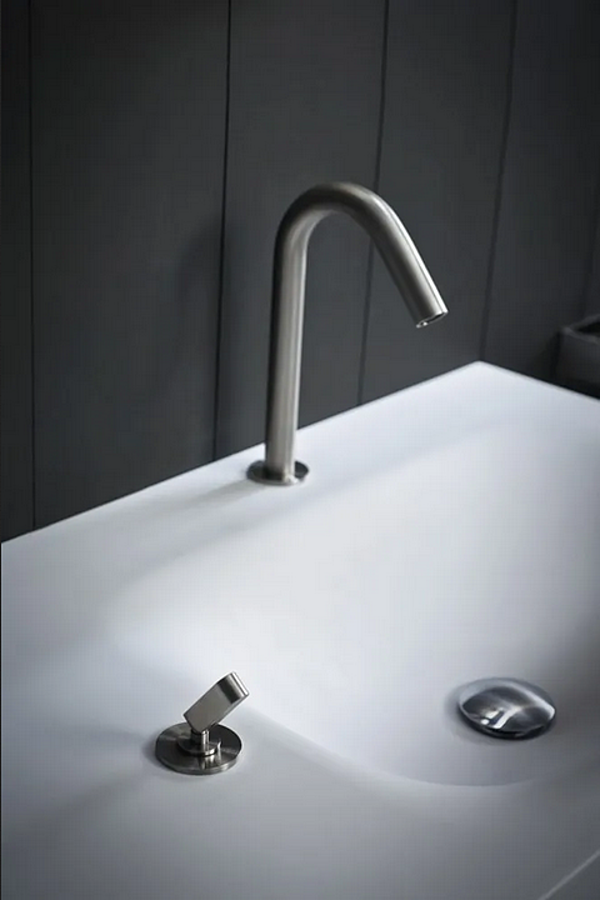 Robinet de lavabo à deux trous en acier inoxydable carré AGAPE usine Agape de l'Italie. Foto №3