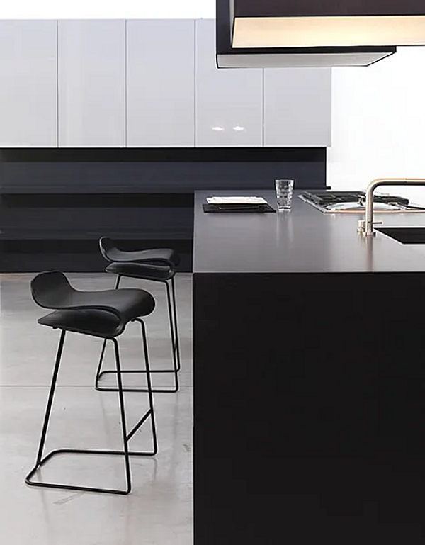 Tabouret en matériau synthétique à base de glissière Kristalia BCN usine Kristalia de l'Italie. Foto №4