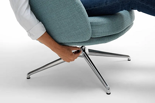 Pouf rembourré avec base à 4 branches Sunset Saba usine SABA de l'Italie. Foto №5