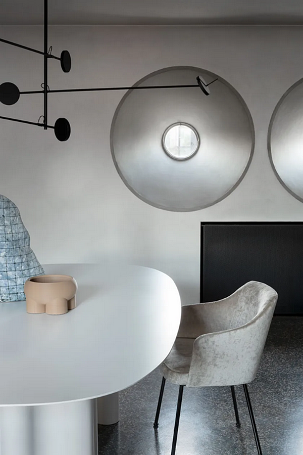 Table ovale en MDF laqué avec base en polyuréthane Teatro Magico Saba usine SABA de l'Italie. Foto №5