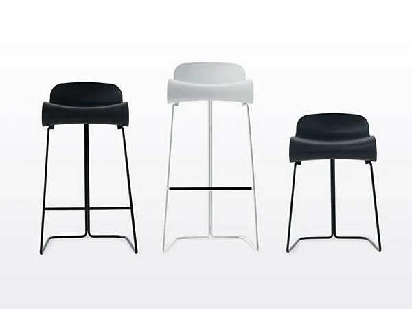 Tabouret en matériau synthétique à base de glissière Kristalia BCN usine Kristalia de l'Italie. Foto №2