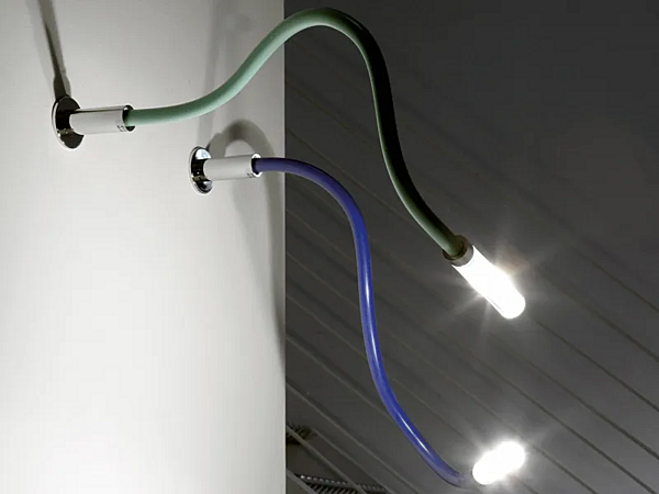 Applique murale en silicone avec bras articulé Fabbian Snake usine Fabbian de l'Italie. Foto №2
