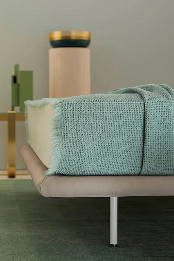 Lit double en tissu avec tête de lit rembourrée Pixel Air Saba usine SABA de l'Italie. Foto №4