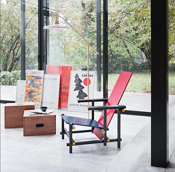 Fauteuil en bois avec dossier haut CASSINA 635 rouge et bleu usine CASSINA de l'Italie. Foto №5