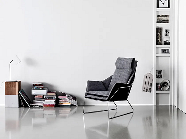 Fauteuil bergère à dossier haut en tissu Saba New York usine SABA de l'Italie. Foto №8