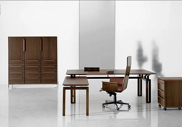 Bureau exécutif rectangulaire en bois avec dessus en cuir Paso Doble i 4 Mariani usine i 4 Mariani de l'Italie. Foto №11