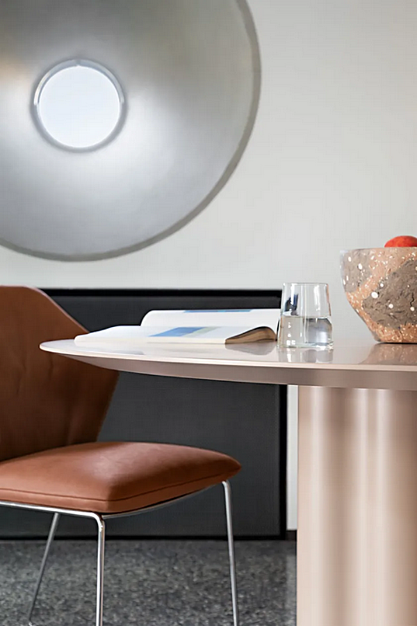 Table ronde avec base en polyuréthane et plateau MDF laqué Teatro Magico Saba usine SABA de l'Italie. Foto №4