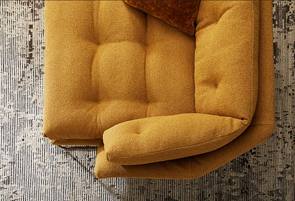 Fauteuil lounge en tissu rembourré avec accoudoirs Saba New York Suite usine SABA de l'Italie. Foto №4