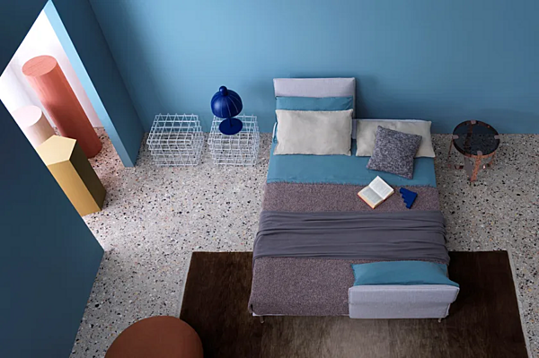 Lit double en tissu avec tête de lit rembourrée Saba Avant Après usine SABA de l'Italie. Foto №3