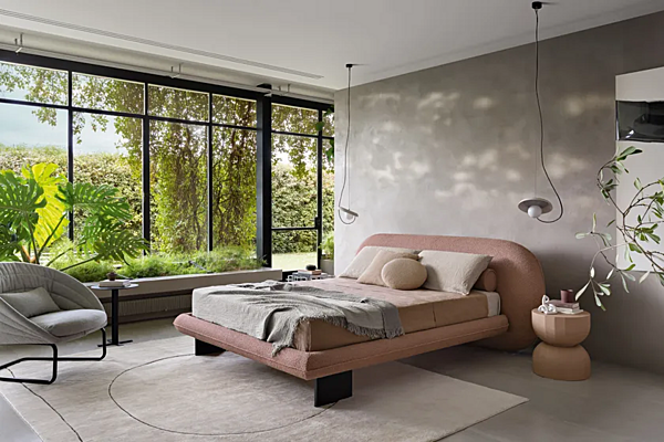 Lit double avec tête de lit rembourrée en tissu Wabi Saba usine SABA de l'Italie. Foto №8