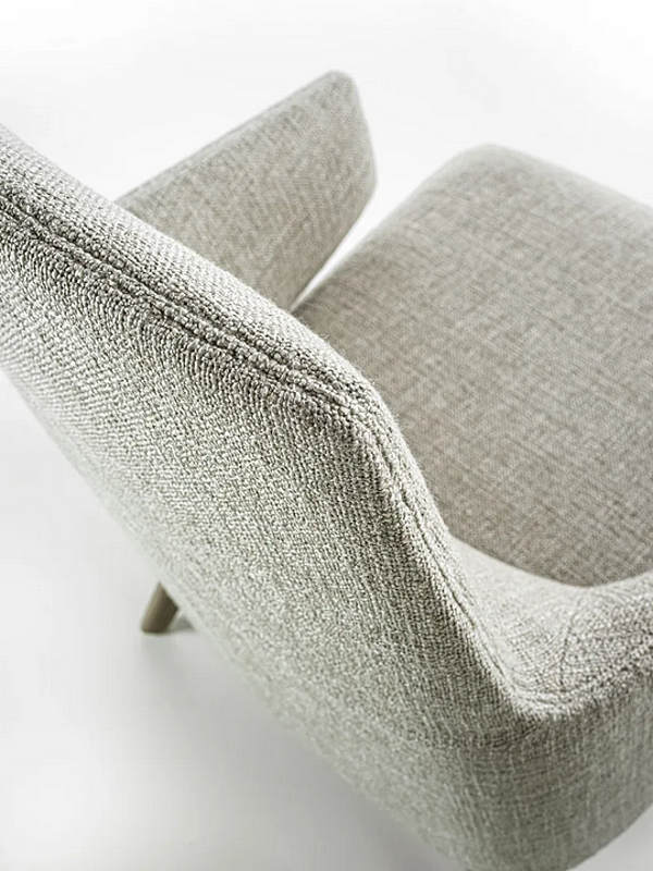 Fauteuil bergère avec accoudoirs en tissu Amanda Frigerio usine Frigerio de l'Italie. Foto №2