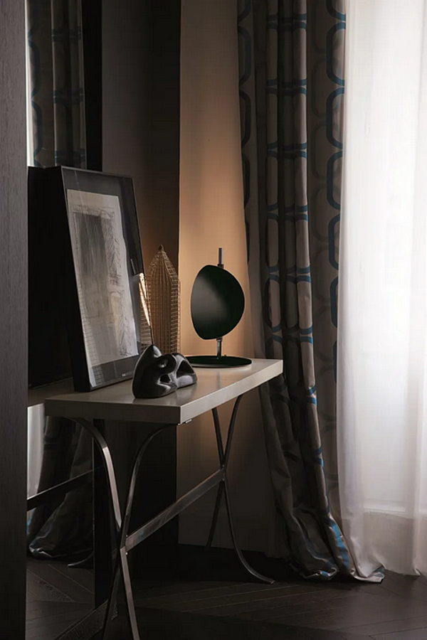 Lampe de table en métal LED basse tension Superluna 297 Oluce usine Oluce de l'Italie. Foto №5
