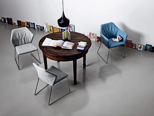 Chaise avec structure en métal et tissu rembourré Saba collection New York usine SABA de l'Italie. Foto №4