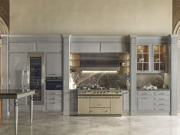 Cuisine sur mesure en eucalyptus avec poignées et péninsule Essenza Numero 5 Martini Interiors usine MARTINI INTERIORS de l'Italie. Foto №1