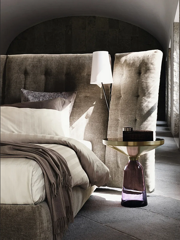 Lit avec tête de lit haute en angle en tissu Flou Paravento usine Flou de l'Italie. Foto №7