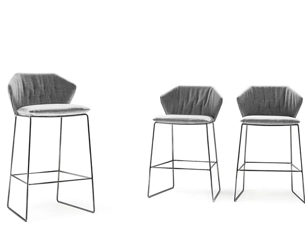 Tabouret en tissu avec repose-pieds Saba collection New York usine SABA de l'Italie. Foto №2