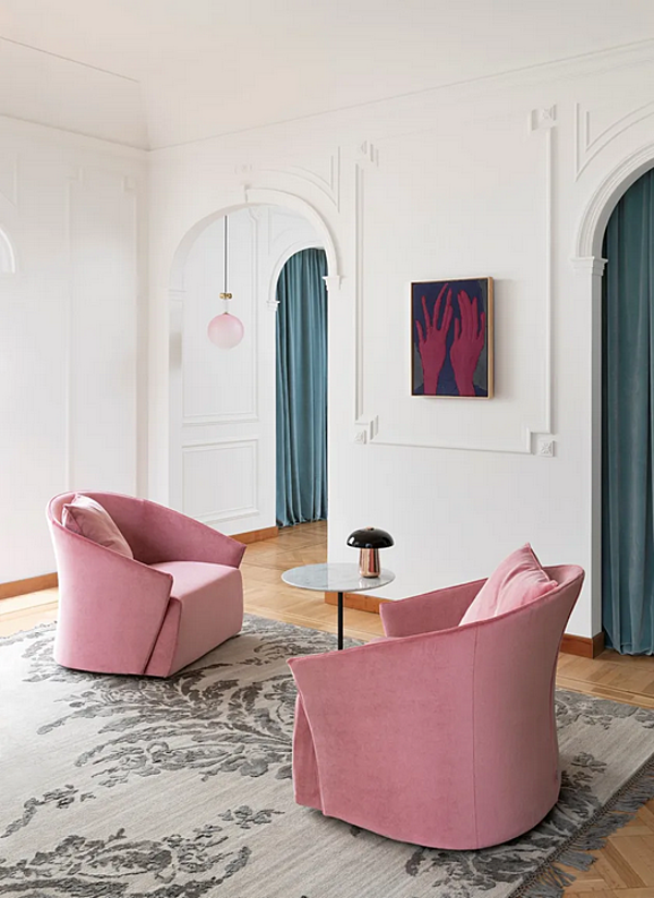 Fauteuil en tissu avec housse amovible et accoudoirs Saba Bustier usine SABA de l'Italie. Foto №5