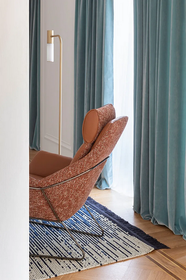 Fauteuil bergère à dossier haut en tissu Saba New York usine SABA de l'Italie. Foto №4