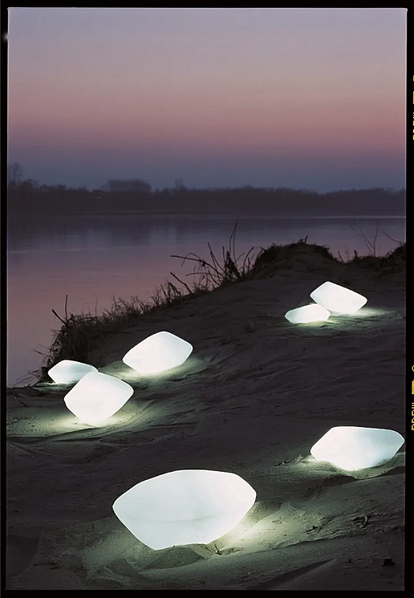 Lampe de table extérieure en polyéthylène LED Stones Oluce 207 208 215 usine Oluce de l'Italie. Foto №3